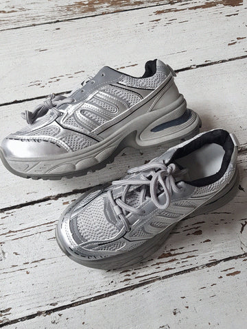 SILVER SNEAKERS